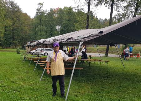 Mirna - 9 Dobrodelni Trimmigo, Andrej Tratar ob sedanjem sotoru, foto P Krnc Laznik (1)